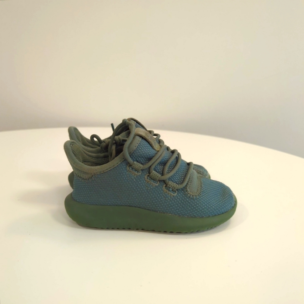 Kids sz7 Adidas Tubular Shadow shoes